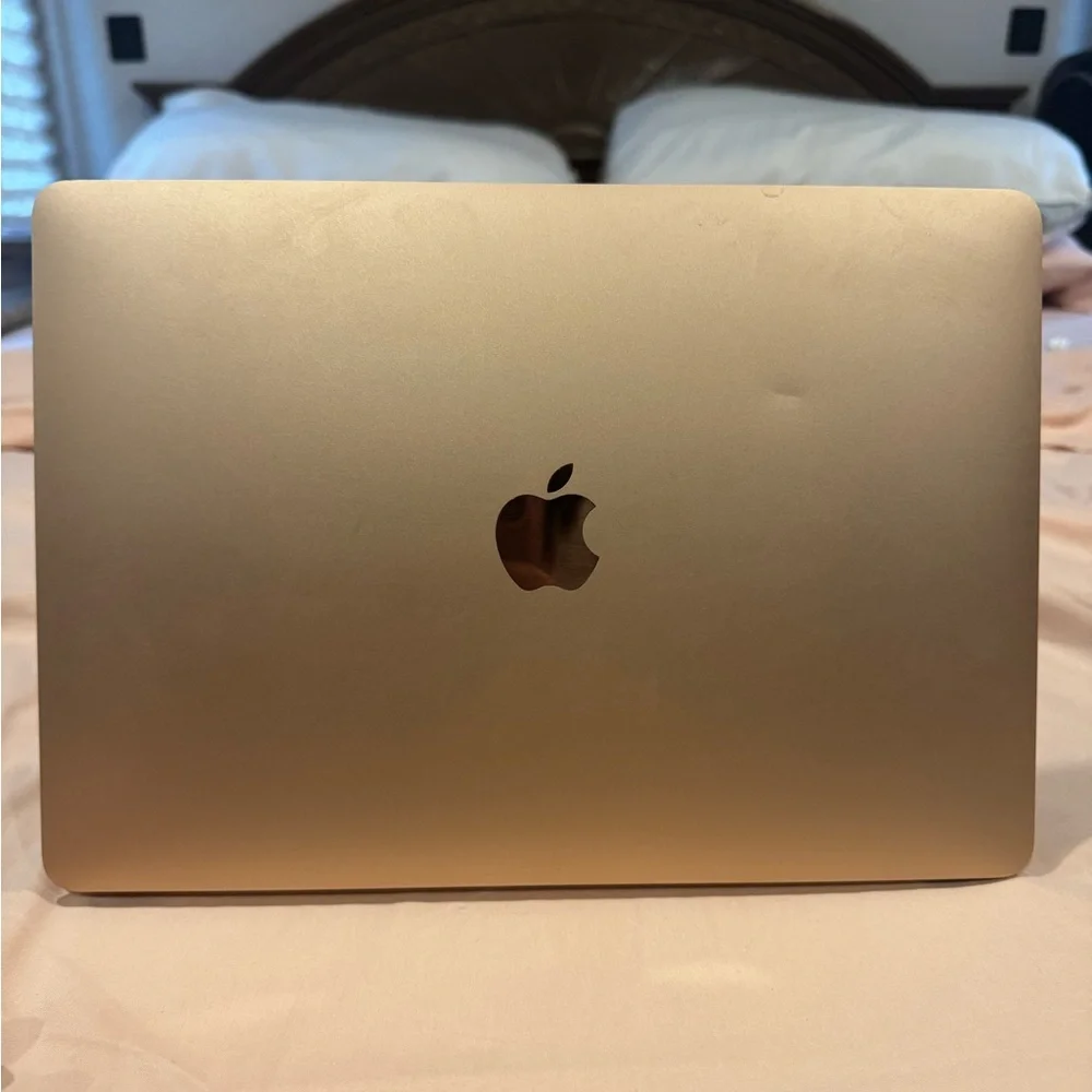 Apple MacBook